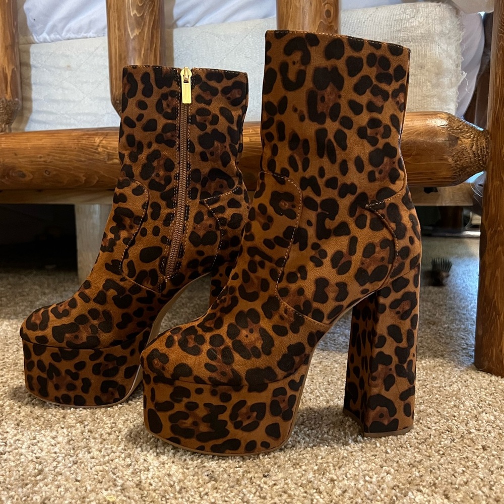 Leopard Print Platflorm Boots